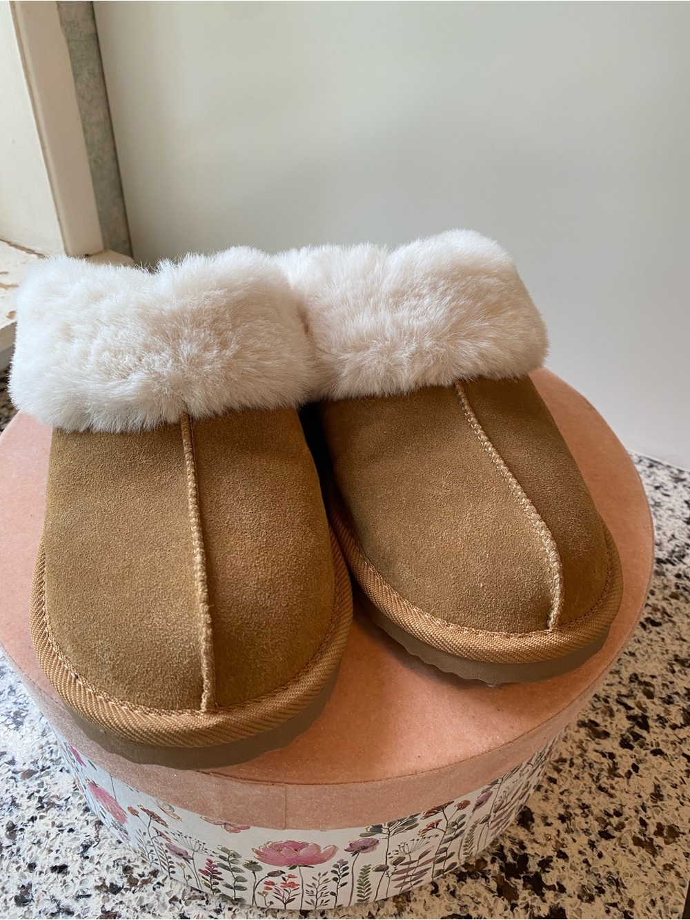 AUDEN Women’s NEW Suede Scuffs Slippers Chestnut With Faux Fur Lining 11